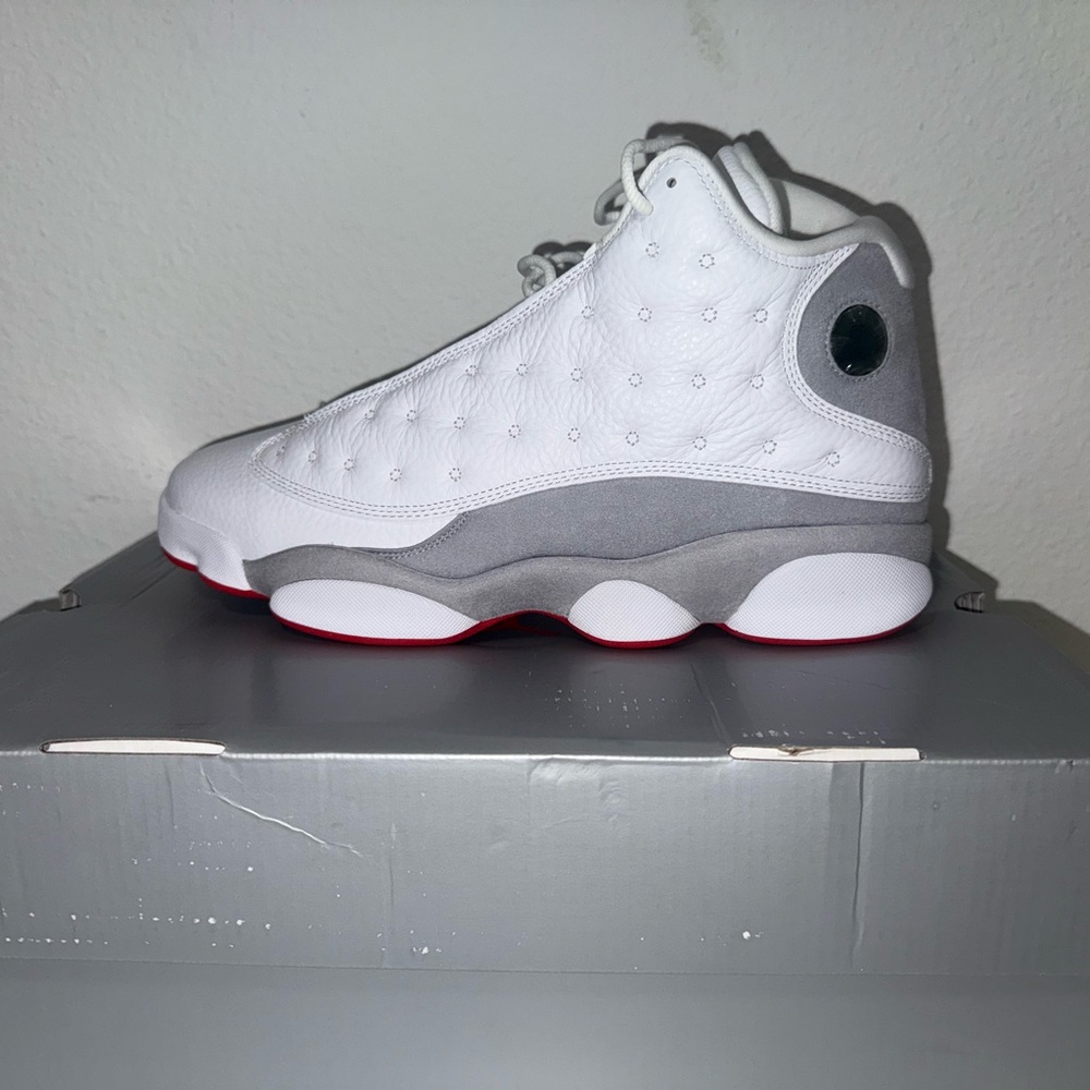 AIR JORDAN 13 RETRO
WHITE/TRUE RED-WOLF GREY BLANC/GRIS LOUP/VRAI ROUGE size 12